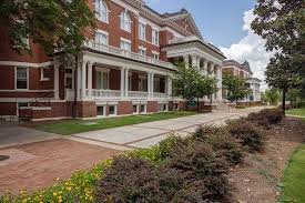 On-Campus vs. Off-Campus Housing: Which is better?